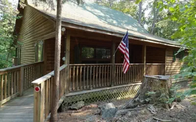 One bedroom, one bath log-sided cottage with private hot tub on Lake Ouachita. by RedAwning