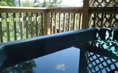 Lake view two bedroom, two bath log-sided cottage with private hot tub overlooking Lake Ouachita. by RedAwning