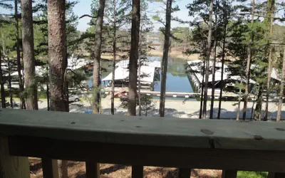 Mountain Harbor two bedroom Lodge cottage by RedAwning