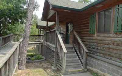 C16, Two bedroom, two bath, log-sided Harbor North luxury cottage with hot tub overlooking Lake Ouachita. by RedAwning