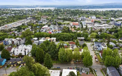 Hillside in Seattle - well appointed