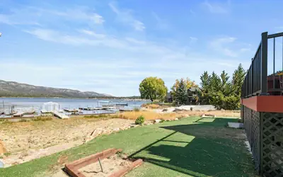 3 Cubs Lakefront Cabin