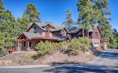 The Chic Cabin Apartment