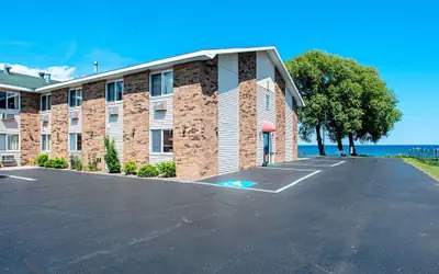 Econo Lodge Menomonie On The Bay