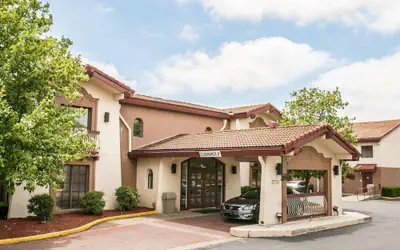 Econo Lodge Kalamazoo near Wings Stadium