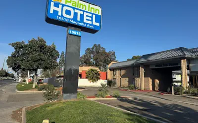 Palm Inn Hotel near Tyler Mall Riverside