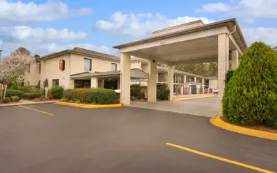 Super 8 by Wyndham Lancaster