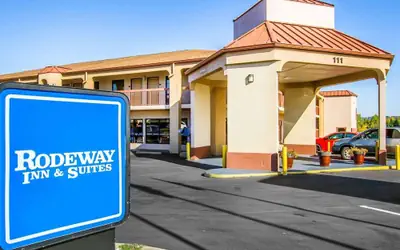 Rodeway Inn & Suites Clarksville near Governors Square Mall