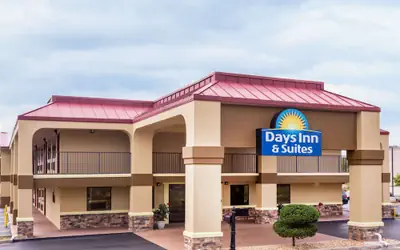Days Inn & Suites by Wyndham Warner Robins Near Robins AFB