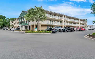 HomeTowne Studios by Red Roof Detroit - Livonia