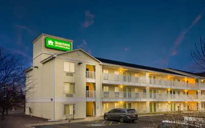 HomeTowne Studios By Red Roof Denver - Glendale/ Cherry Creek