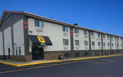Super 8 by Wyndham Lincoln West