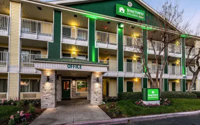 HomeTowne Studios by Red Roof Fresno - West