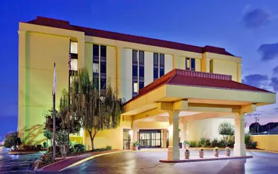 La Quinta Inn & Suites by Wyndham Memphis Airport Graceland