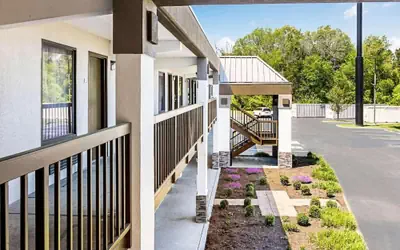 Farragut Inn & Suites