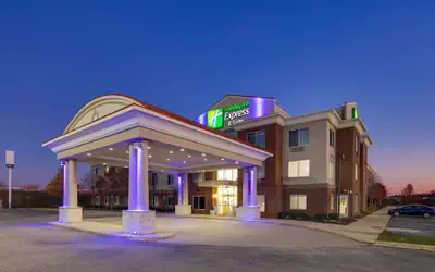 Holiday Inn Express & Suites Detroit - Farmington Hills by IHG