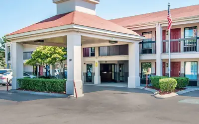 Econo Lodge Inn & Suites Murfreesboro Shopping District