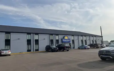 Days Inn & Suites by Wyndham Bloomington/Normal IL