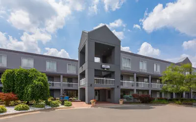 Howard Johnson by Wyndham Romulus Detroit Metro Airport