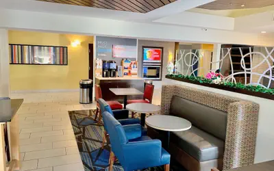 Holiday Inn Express & Suites Chicago-Libertyville by IHG