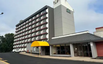 La Quinta Inn & Suites by Wyndham Stamford / New York City