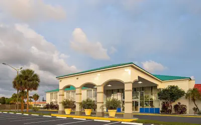 Days Inn & Suites by Wyndham Fort Pierce Midtown
