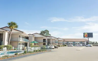 Super 8 by Wyndham Adel GA I-75