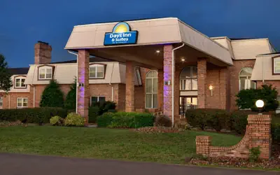 Days Inn and Suites by Wyndham Sikeston