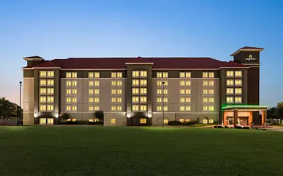 La Quinta Inn & Suites by Wyndham Arlington North 6 Flags Dr