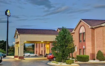 Days Inn & Suites by Wyndham Louisville SW