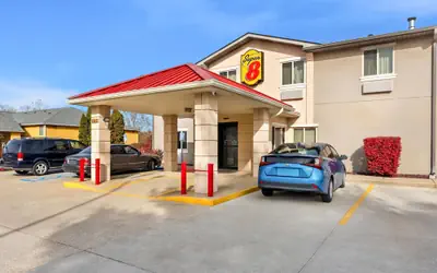 Super 8 by Wyndham Bloomington University Area
