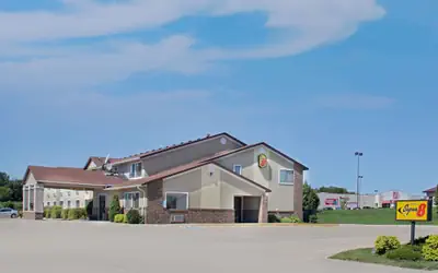 Super 8 by Wyndham Charles City