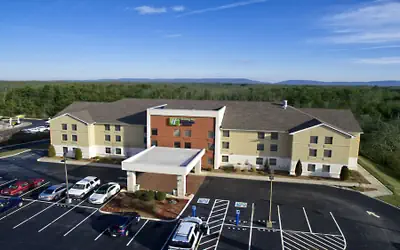 Holiday Inn Express & Suites Crossville by IHG