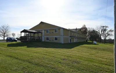 Super 8 by Wyndham Higginsville