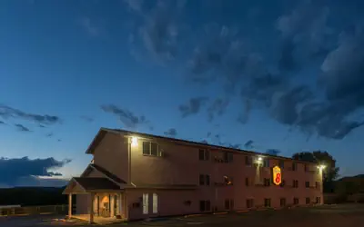 Super 8 by Wyndham Raton