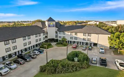 Days Inn & Suites by Wyndham DeSoto