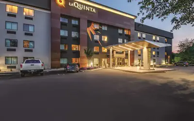 La Quinta Inn & Suites by Wyndham Hartford - Bradley Airport