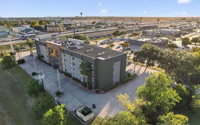 La Quinta Inn & Suites by Wyndham Houston Baytown East