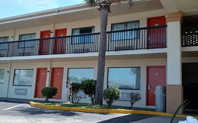 Hole Inn the Wall Hotel - Fort Walton Beach - Sunset Plaza - nearby Beaches & Hurlburt