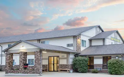 Super 8 by Wyndham Waverly