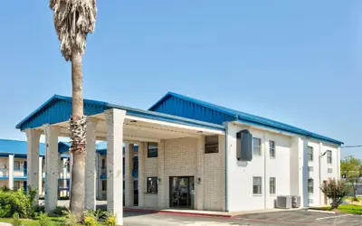 Super 8 by Wyndham Victoria / South / Hwy 59