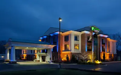 Holiday Inn Express & Suites North Lima by IHG