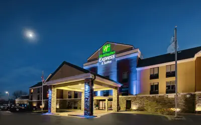 Holiday Inn Express & Suites - Interstate 380 at 33rd Avenue by IHG