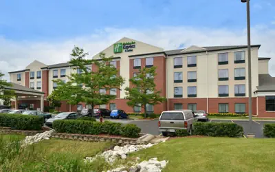 Holiday Inn Express & Suites New Berlin by IHG