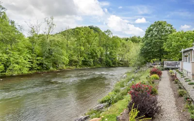 Best Western Plus River Escape Inn & Suites