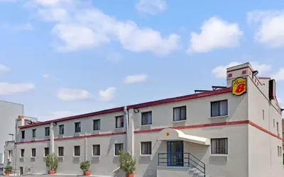 Super 8 by Wyndham Long Island City LGA Hotel