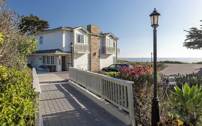 Pelican Inn & Suites