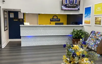 Days Inn & Suites by Wyndham Mobile