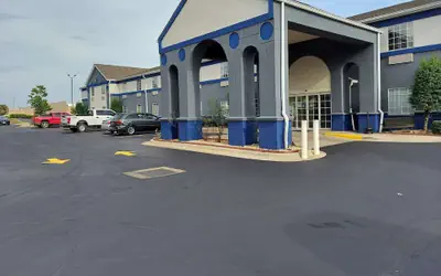 Days Inn & Suites by Wyndham Huntsville