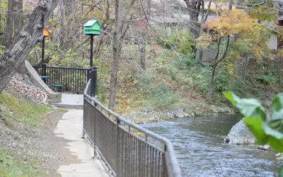 Econo Lodge Inn & Suites On The River